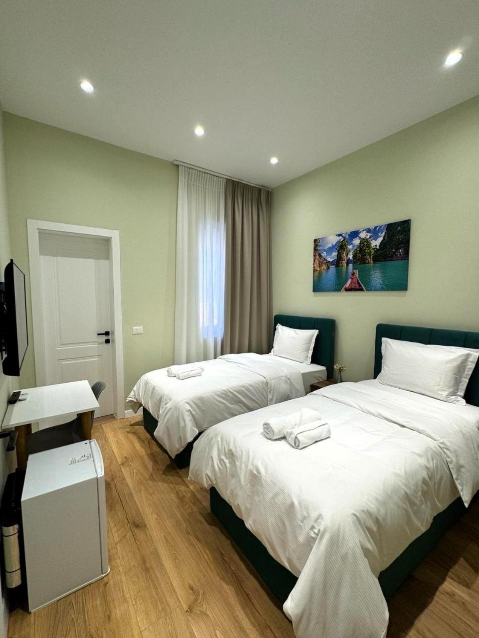 Vila Panto Tiranë Luaran gambar